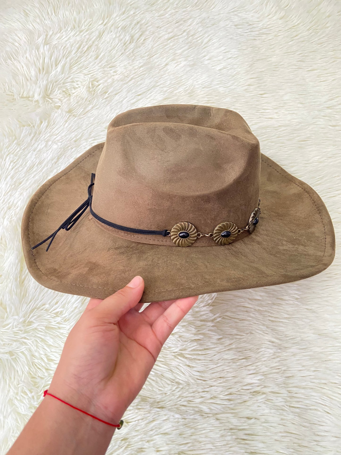 Sombrero color verde oliva, cuerda alrededor con detalles metálicos en bronce.