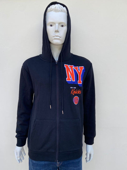 Abrigo NBA original NY KNICKS  negro con zipper y letras NY en color naranja al lado.