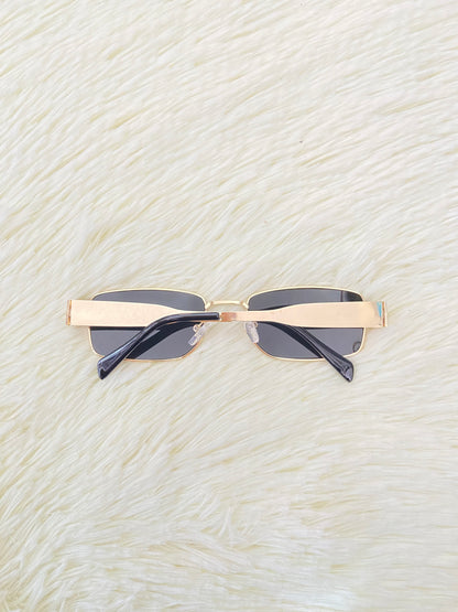 Lentes, negros con montura en color dorado, pequeños con protección UV 400.