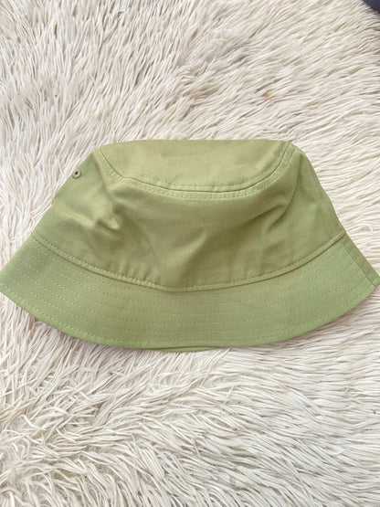 Gorro Tommy Hilfiger original, verde oliva con letras TOMMY HILFIGER en azul marino.