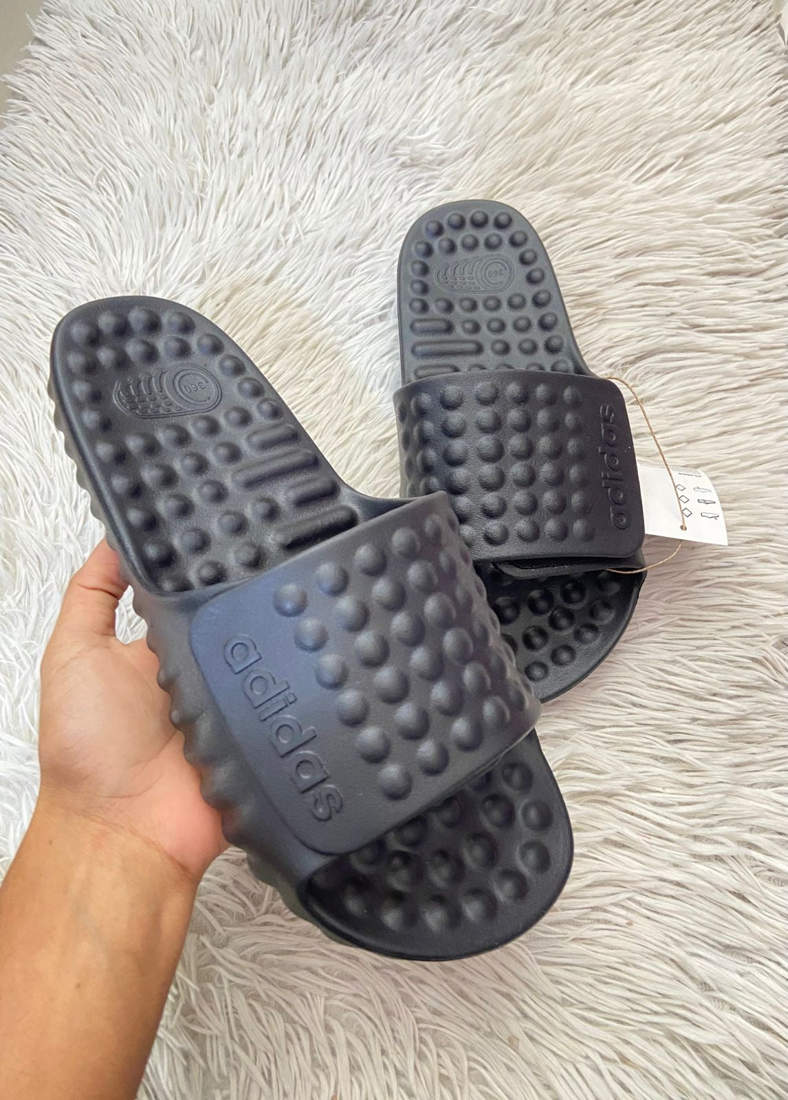 Sandalias ADIDAS original, negra con textura de bolitas, ajustables y letras de la marca.