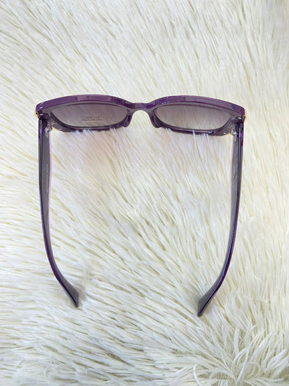 Lentes, morado oscuro con micas negras y detalles en dorado,protección UV de 100-400.
