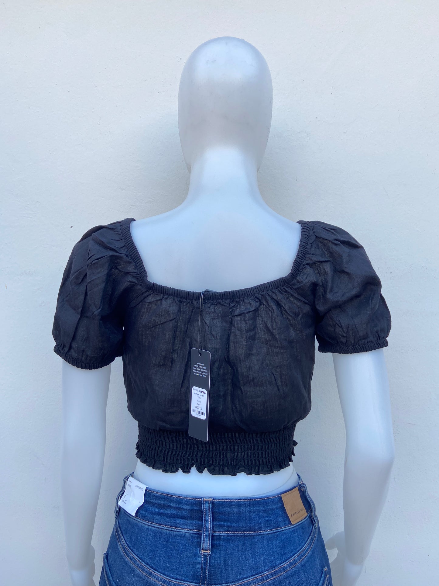 Blusa / Top negro, con manga abucheada.