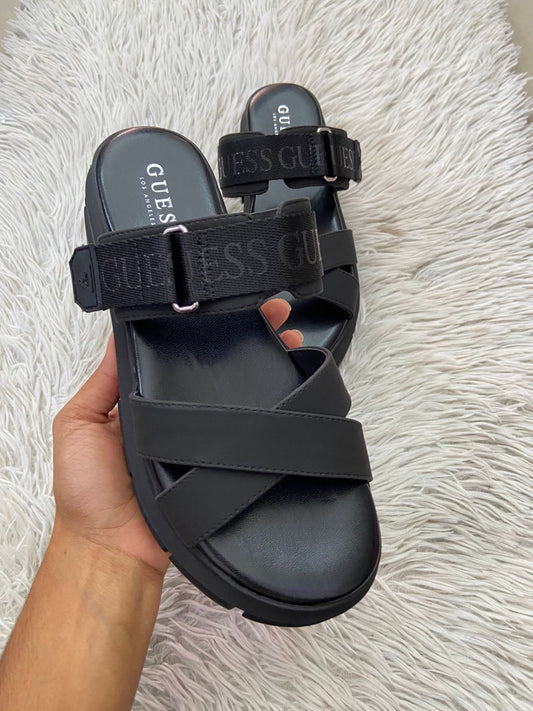 Sandalias GUESS Original, en color negro entera, con correa ajustable nombre Guess los angeles en la parte superior, Estilo Plataforma.