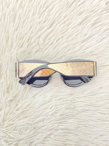 Lentes diseñados con protección UV 100-400 para proteger tu visión. Negros con detalles en color dorados y micas oscuras