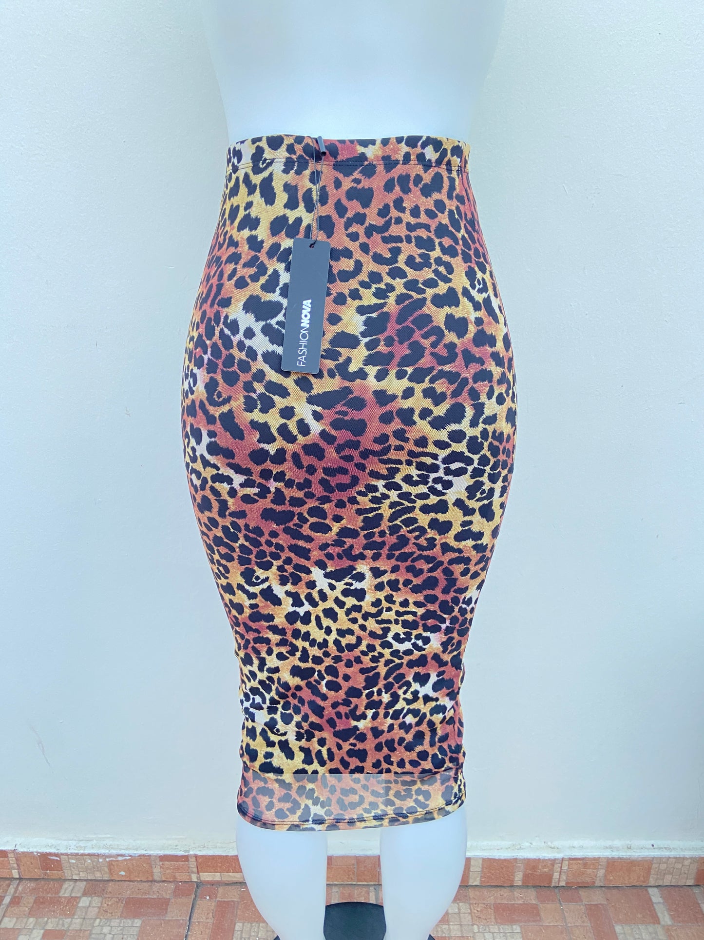 Falda Fashion Nova original negra con estampado de animal print.