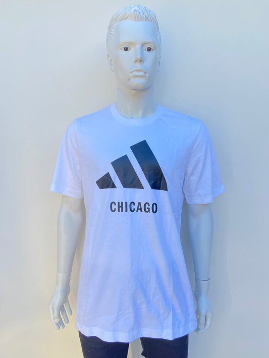 T-shirt Adidas original blanco con logotipo de la marca en negro y letras CHICAGO.