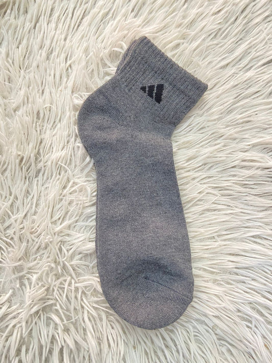 Medias ADIDAS original, gris oscuro con logotipo de la marca.