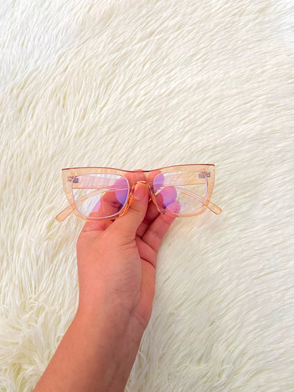 Lentes, en color rosado transparente estilo cat eye.