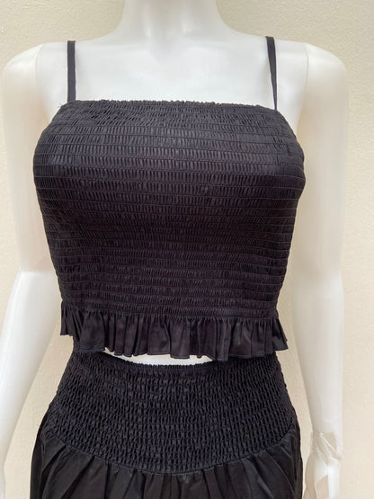 Conjunto, negro de falda larga y top.