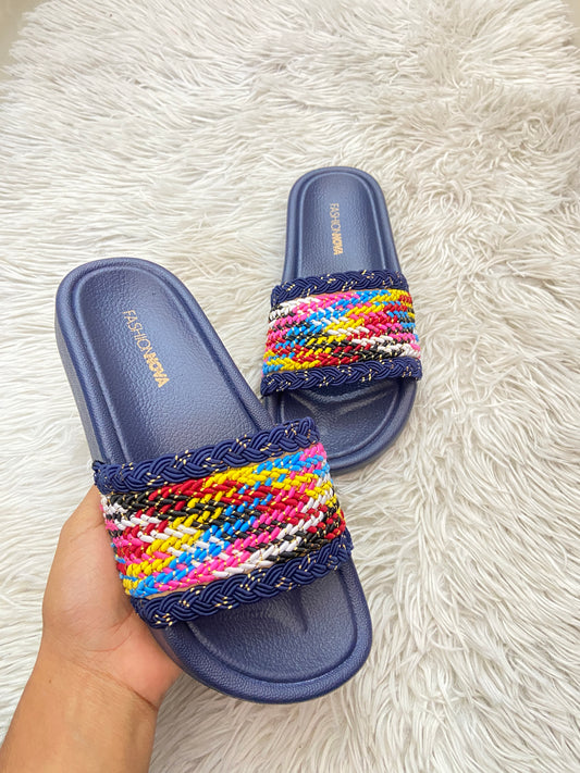 Sandalias, azul marino con detalles de trenzas en colores.