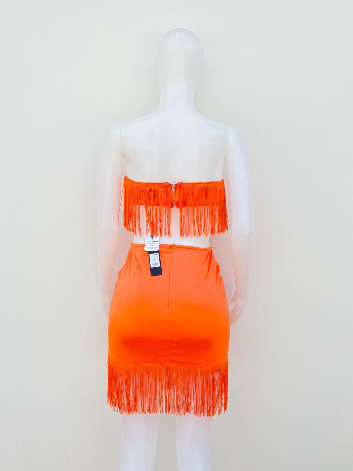 Conjunto Fashion Nova original naranja con tiras y top strapless.