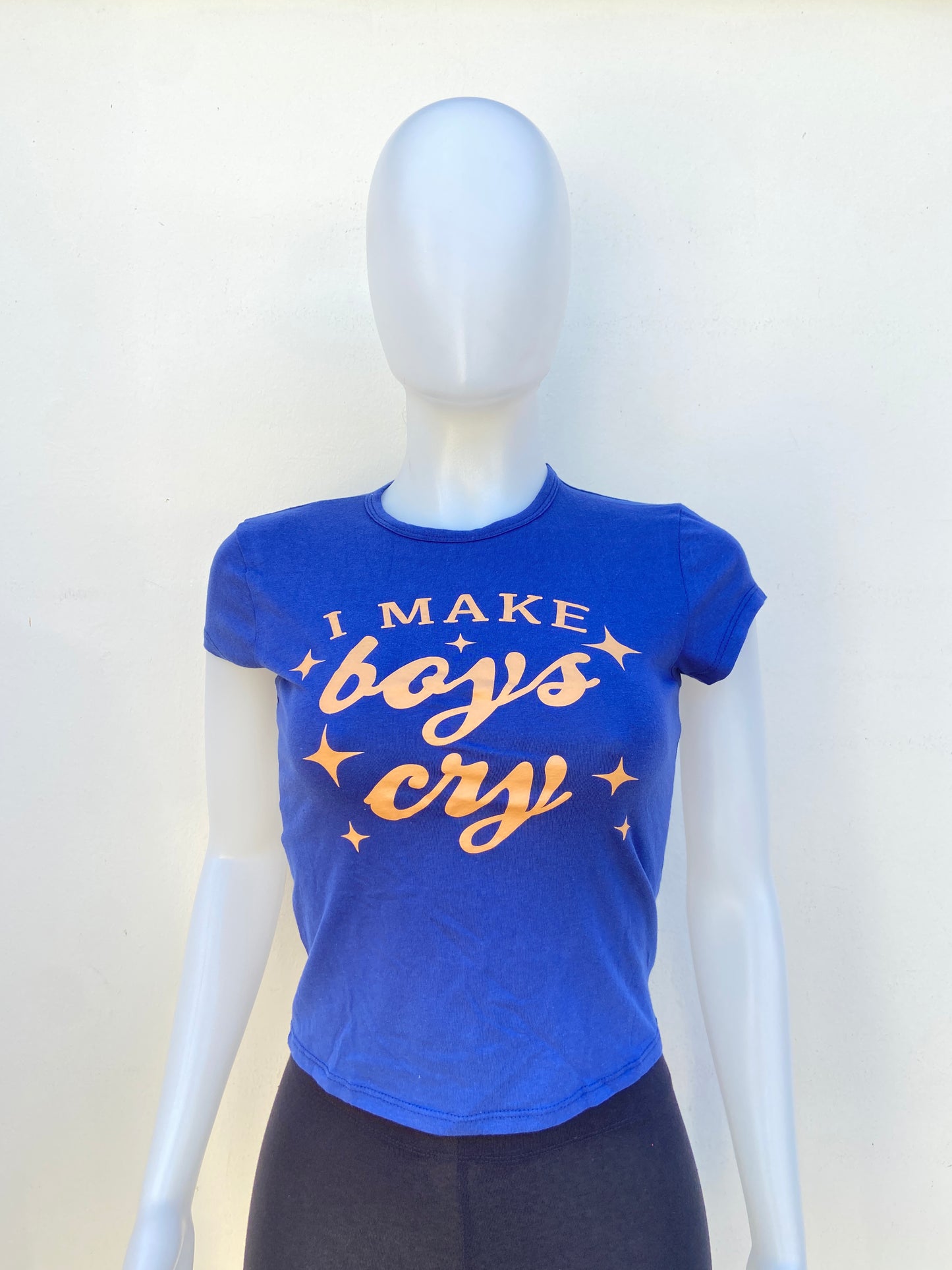 Top, azul marino con letras I MAKE BOYS CRY en dorado ( hago llorar a los chicos ).