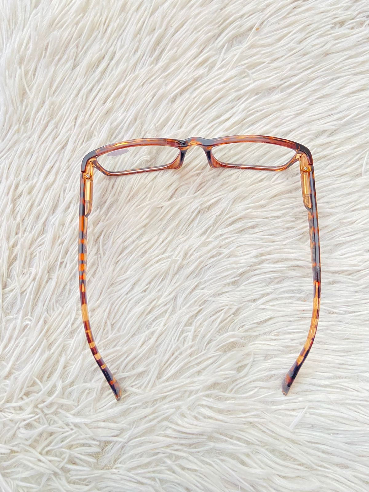 Lentes en color marron claro y estampado de animal print, micas claras. pequeño