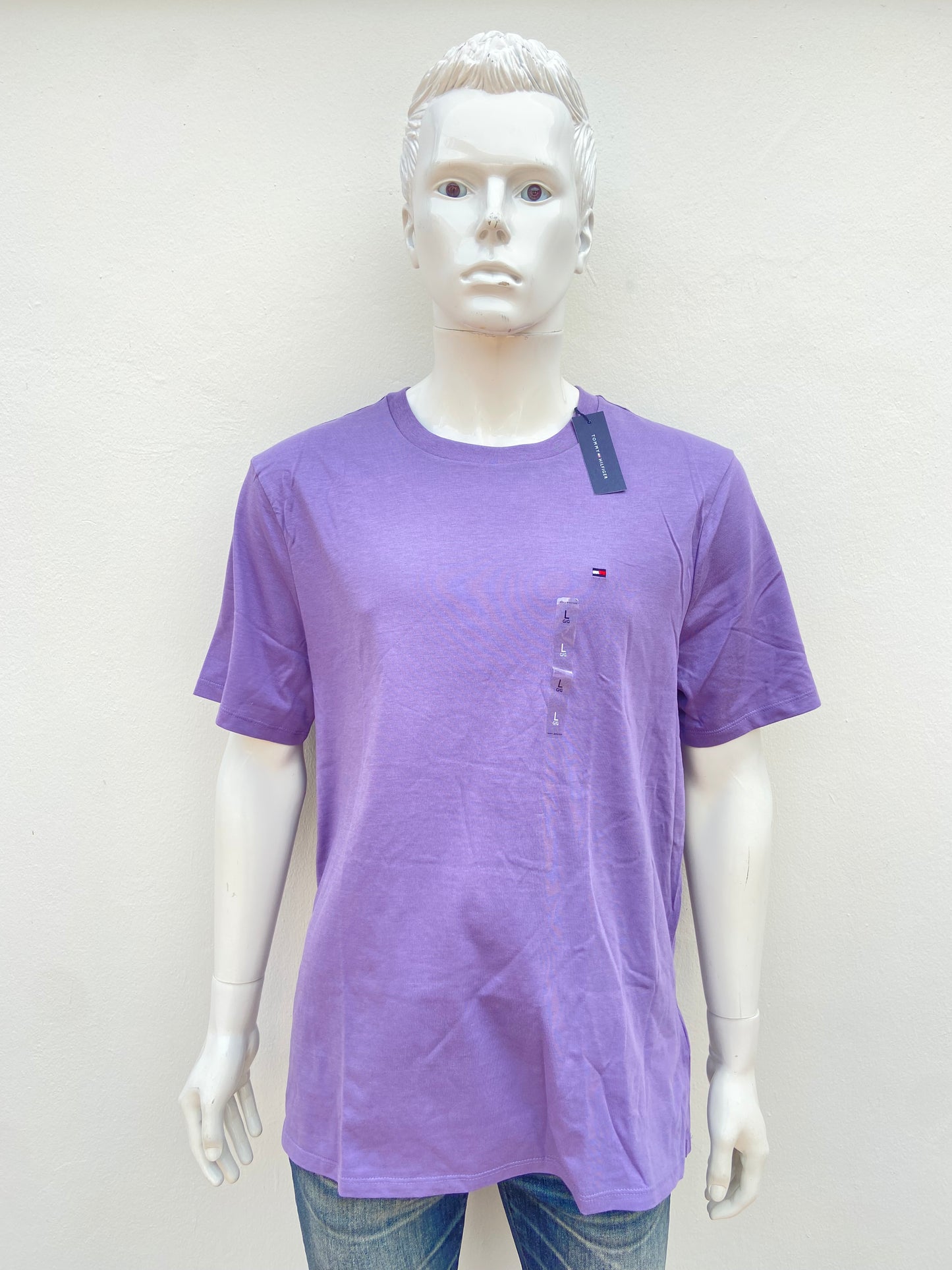 T-shirt TOMMY HILFIGER original, morado liso con pequeño logotipo al lado.