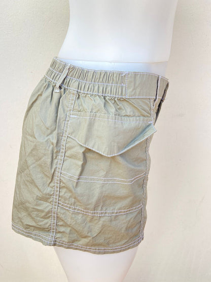 Short NO COMMENT original verde opaco, impermeable.