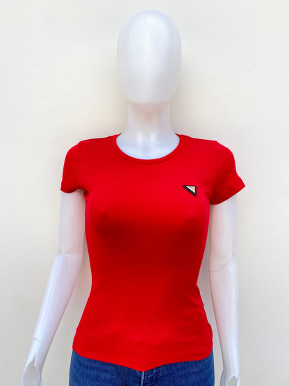 T-shirt GUESS original, rojo con placa GUESS en color dorado.