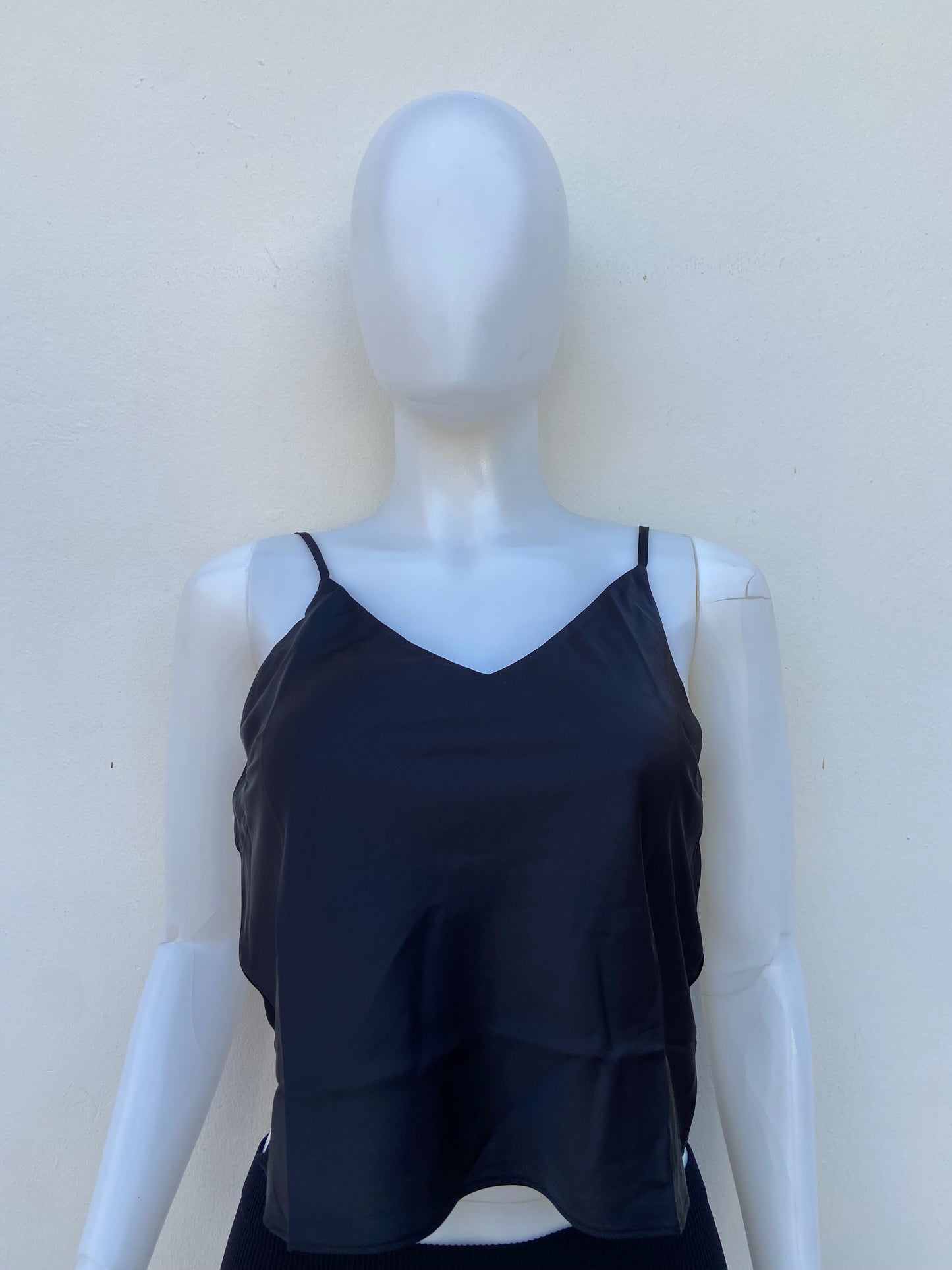 Top en color negro con tiros ajustables y con tela de seda.
