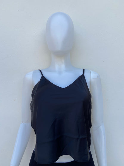 Top en color negro con tiros ajustables y con tela de seda.
