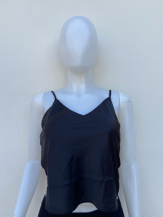 Top en color negro con tiros ajustables y con tela de seda.