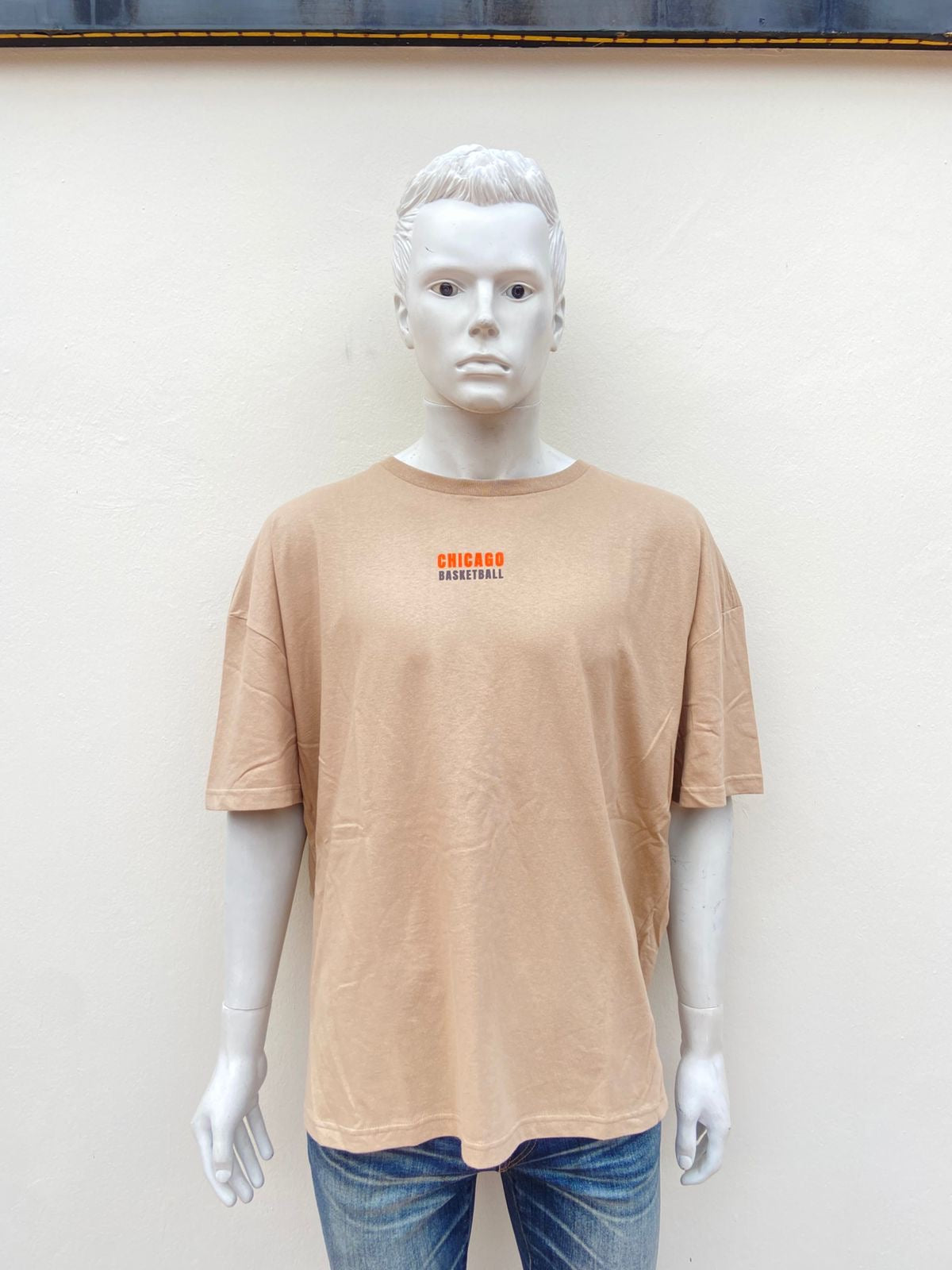 T-shirt crema con letra pequeña en color rojo y negro CHICAGO BASKETBALL