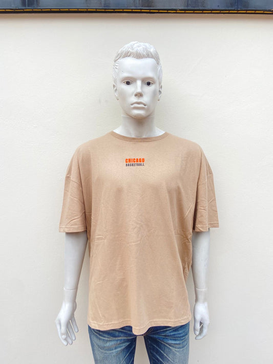 T-shirt crema con letra pequeña en color rojo y negro CHICAGO BASKETBALL