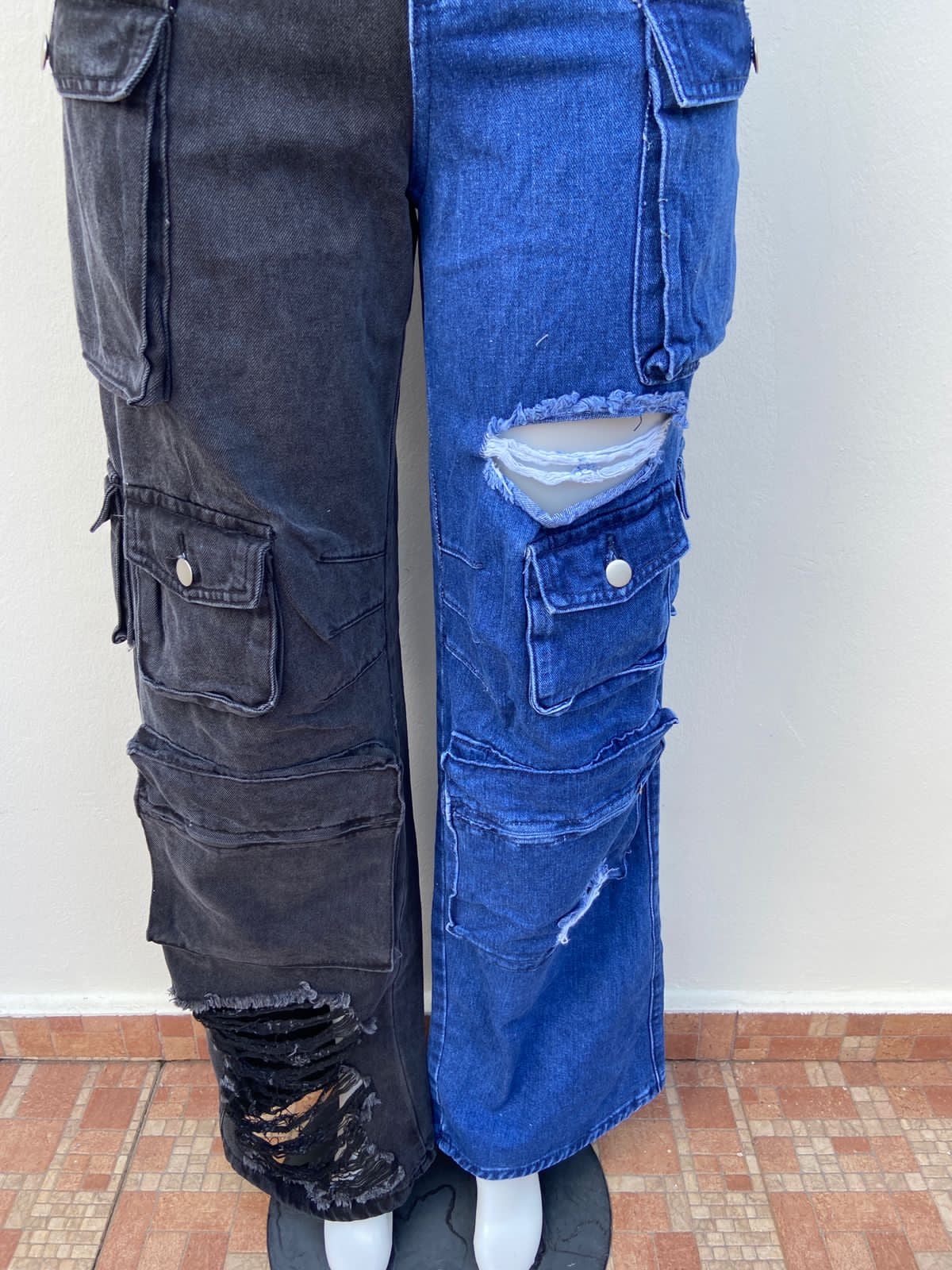Pantalón FASHION NOVA original, mitad negro y mitad azul con bolsillos en ambos lados.