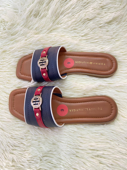 Sandalias TOMMY HILFIGER original, marron con azul marino y rojo más placa en dorado en frente.