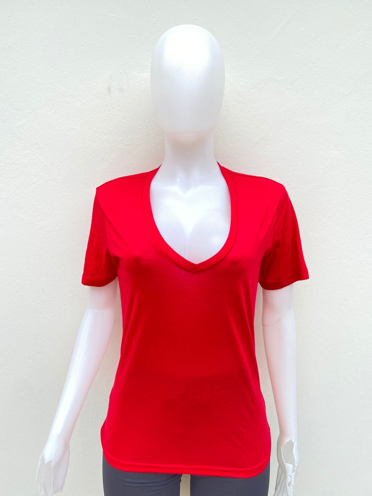 T-shirt, rojo liso con escote v, esencial.