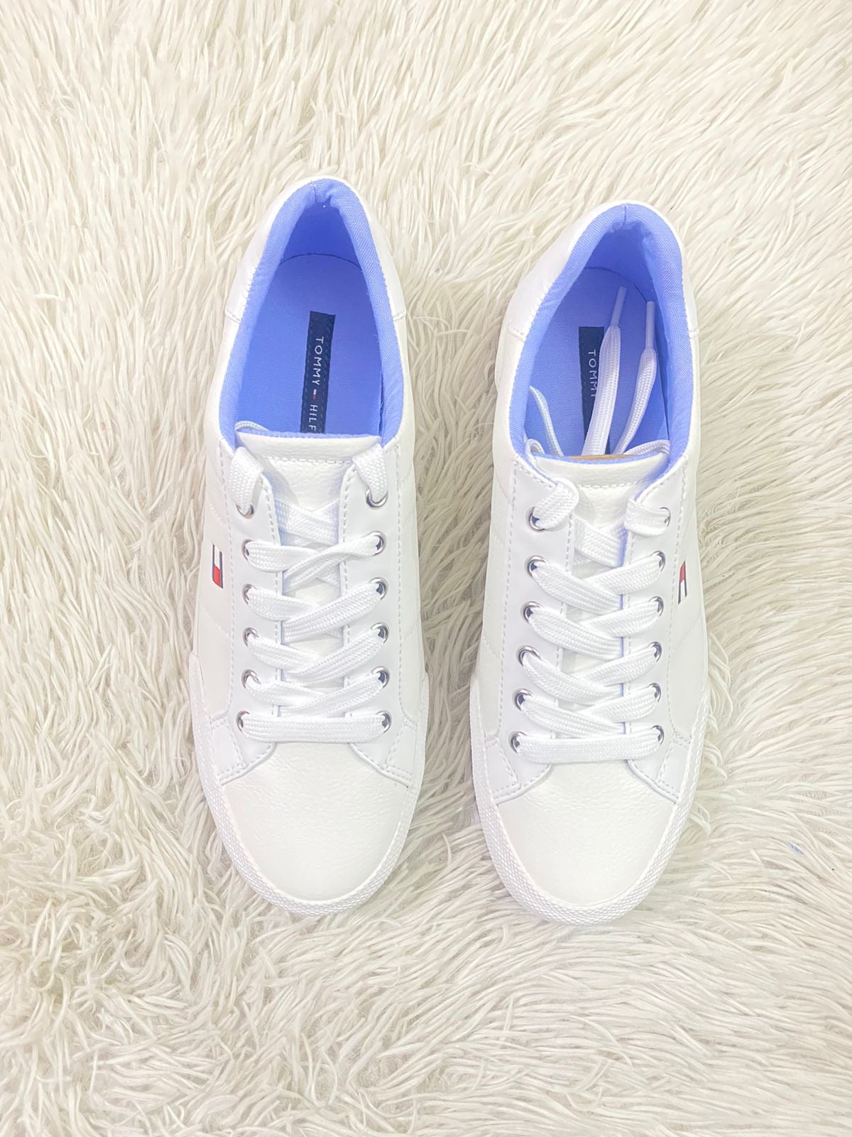 Tenis Tommy Hilfiger original blanco con línea azul y letras de la marca en  blanco.