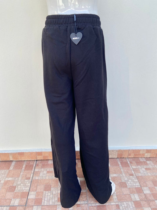 Jogger en color negro liso con lazo blanco y pretina ajustable