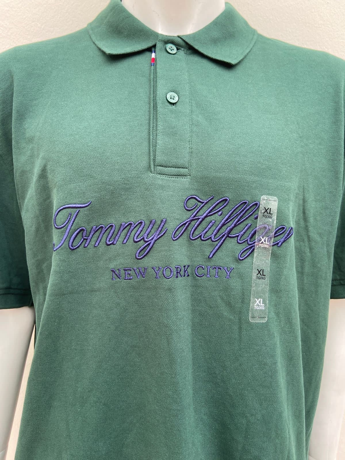 Polocher Tommy Hilfiger verde oscuro con botones en el centro logo(Tommy Hilfiger New York City)letras color azul.