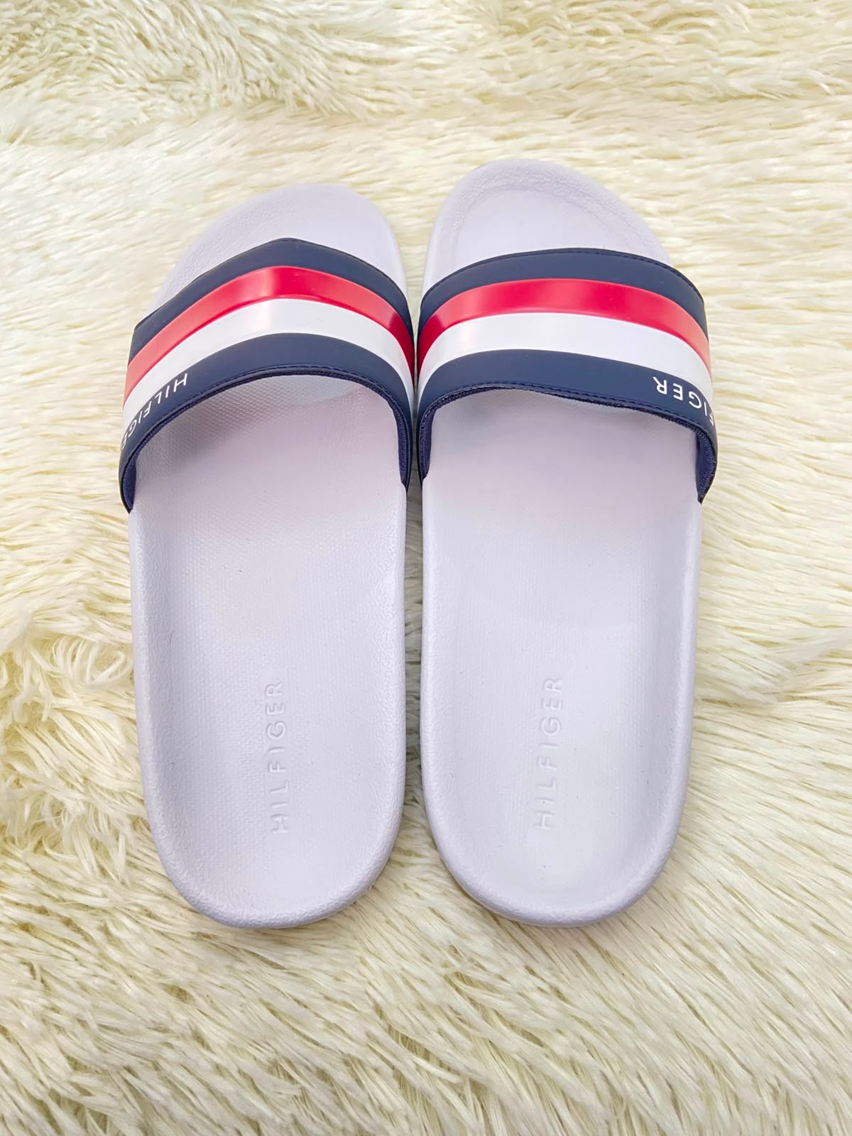 Sandalias TOMMY HILFIGER original, blanca con banda TOMMY en color rojo, blanco y azul y letras HILFIGER.