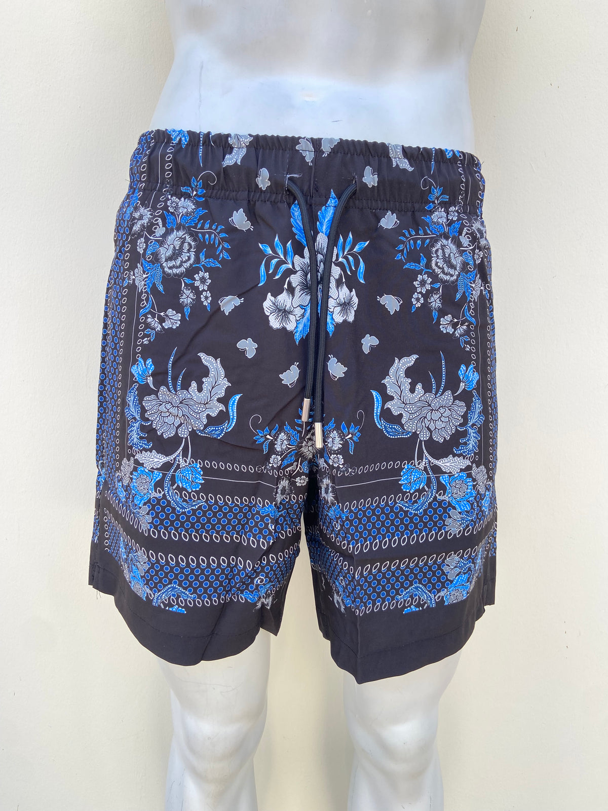 Bañador/Baggy , negro con estampado de flores en color azul marino y gris.