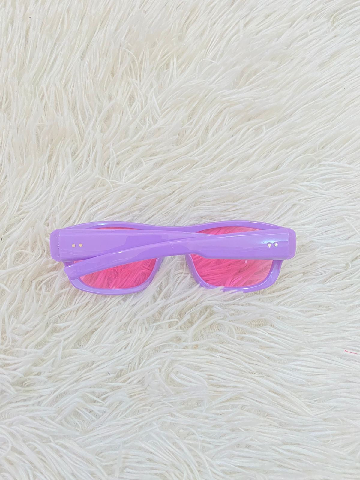 Lentes Fashion Nova original morado con micas rosadas.