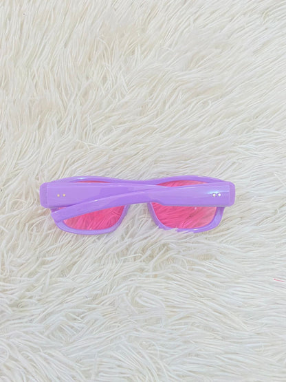 Lentes diseñados con protección UV 100-400 para proteger tu visión. Morado con micas rosadas.