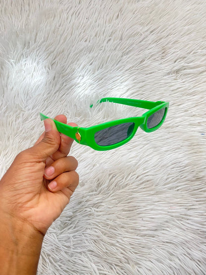 Lentes diseñados con protección UV 100-400 para proteger tu visión. Verde pequeños.