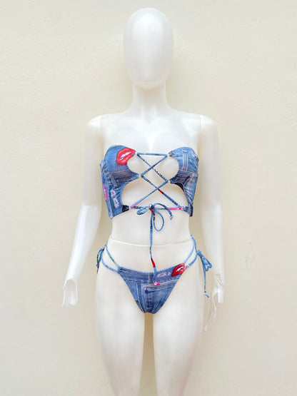 Biquini, azul jean con estampado de dados, besos y palmeras.
