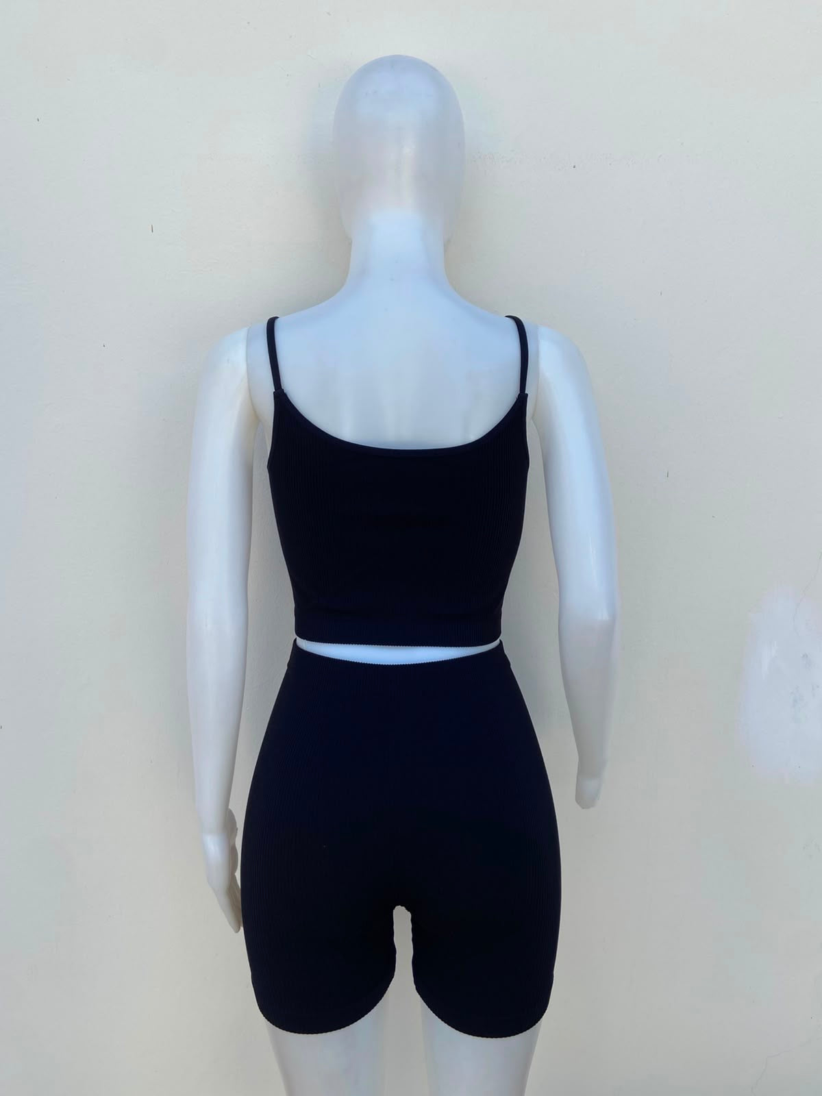 Conjunto JULIA BY LOVE J, Original legging y top en color negro, top con detalle de abierto al frente.