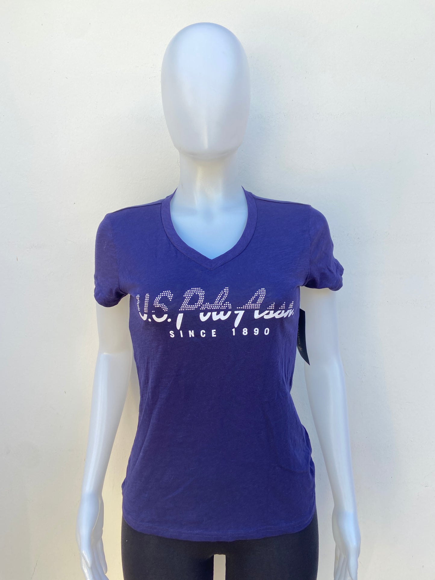 T-shirt U.S Polo original azul marino con letras U.S POLO en blanco y perlas.