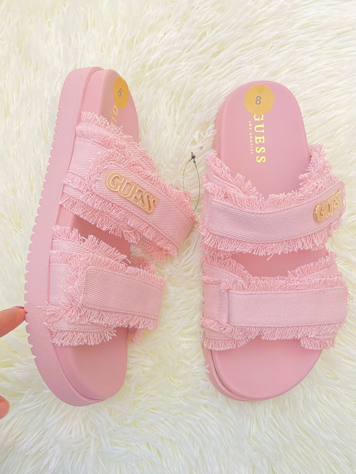 Sandalias GUESS original, color rosado con placa GUESS en dorado y pelusas.