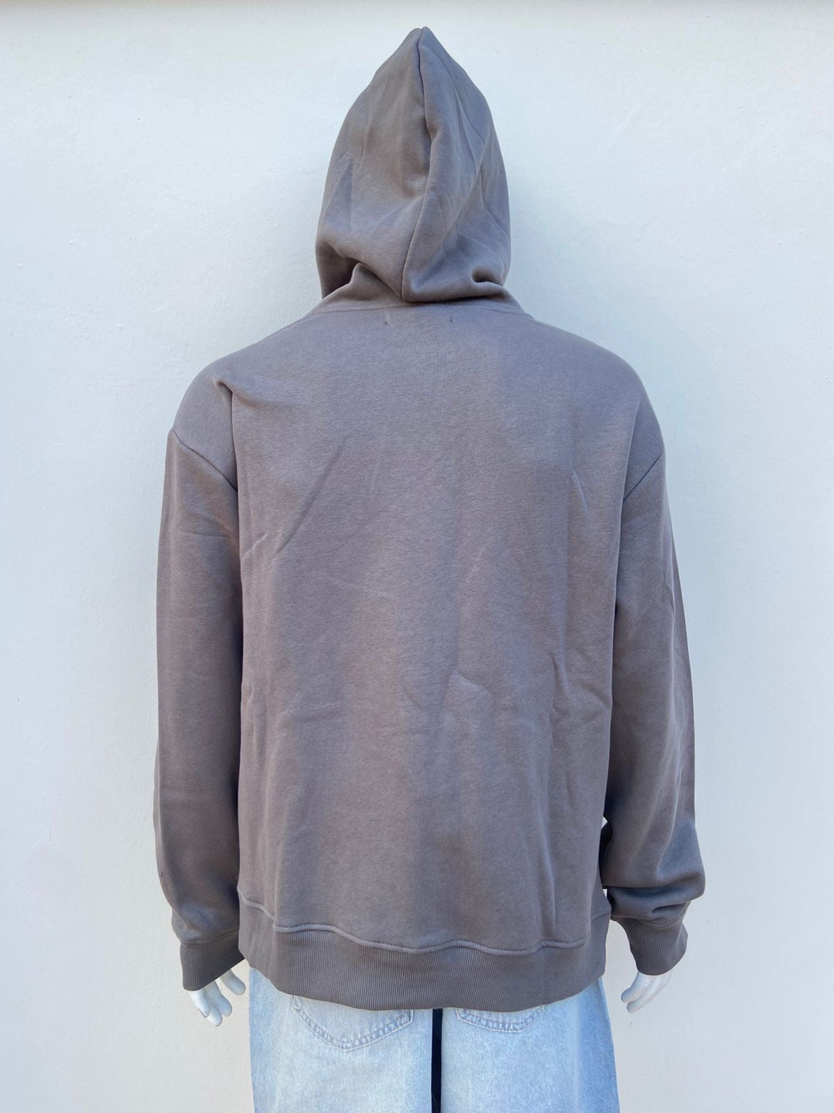 Abrigo/ Hoodie, gris oscuro ( charcoal) con zipper en frente más capucha.