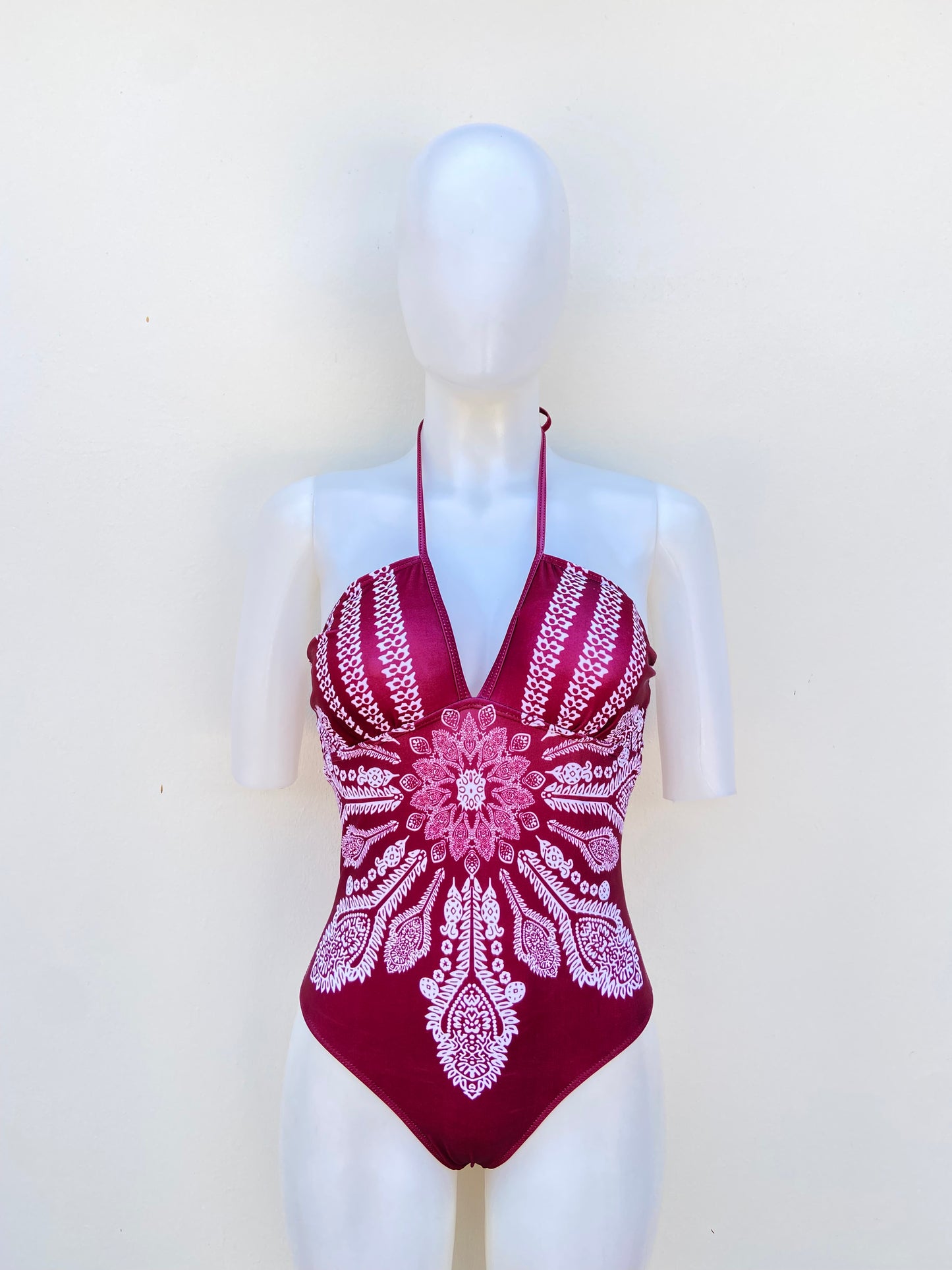 Biquini, rojo vino con estampado de flores en color blanco, 1 pieza.