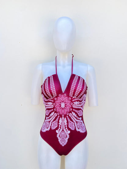 Biquini, rojo vino con estampado de flores en color blanco, 1 pieza.