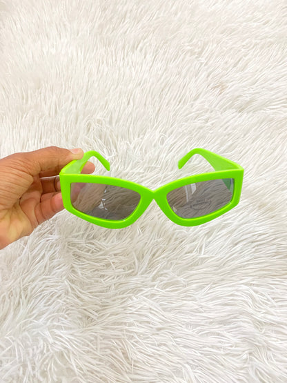 Lentes  diseñados con protección UV 100-400 para proteger tu visión. Verde con negras y estrella plateada.