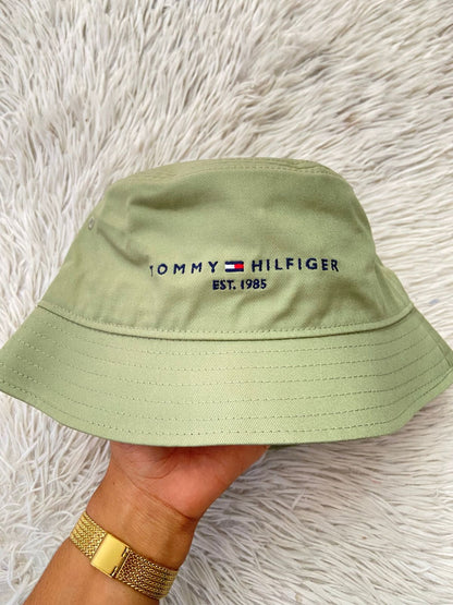 Gorro Tommy Hilfiger original, verde oliva con letras TOMMY HILFIGER en azul marino.