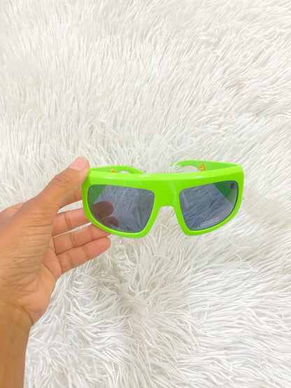 Lentes diseñados con protección UV 100-400 para proteger tu visión. Verde con micas negras y orificio en dorado.