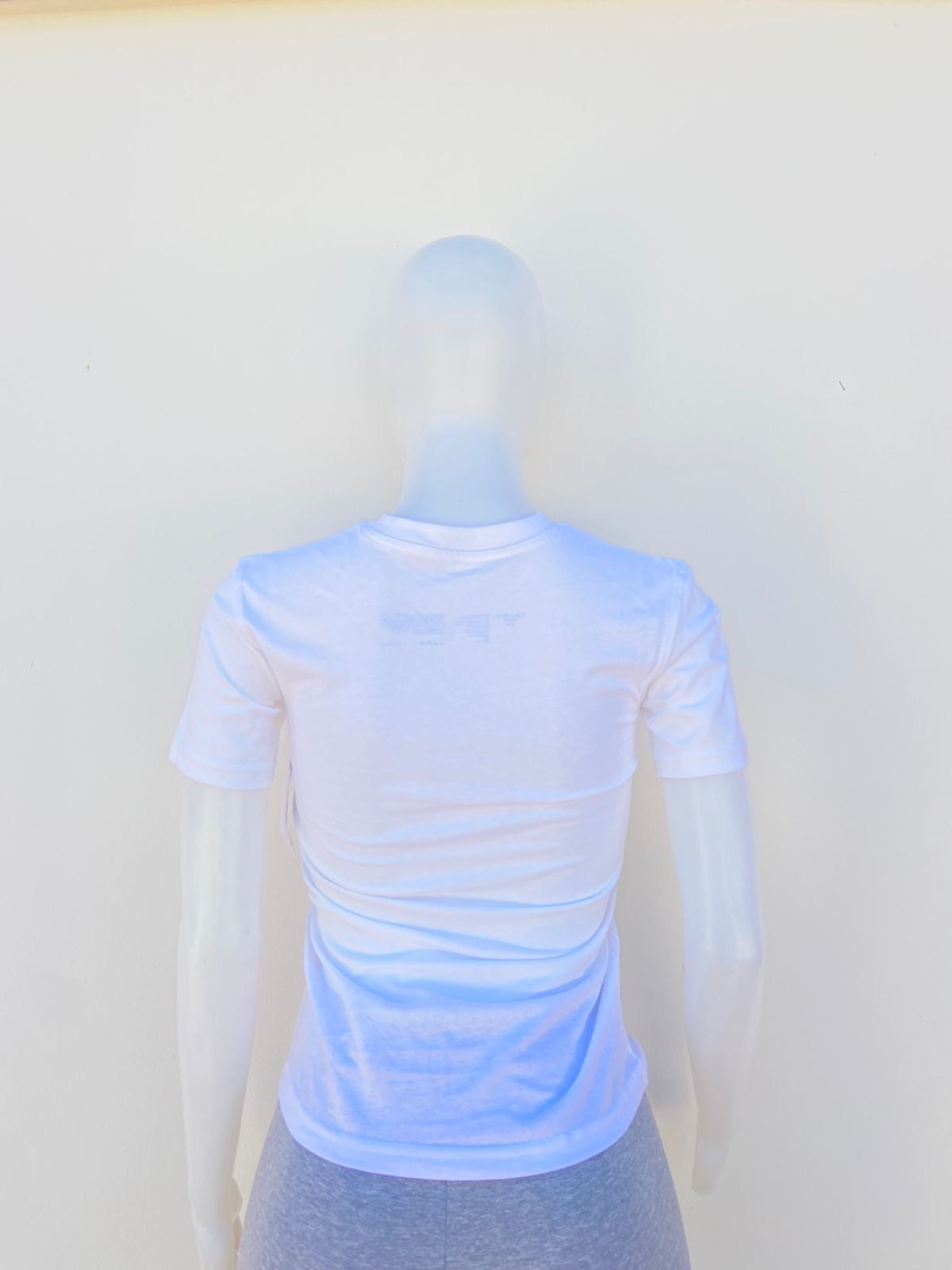 T-shirt CALVIN KLEIN original blanco liso con  letra CALVIN KLEIN en negro en la parte inferior.