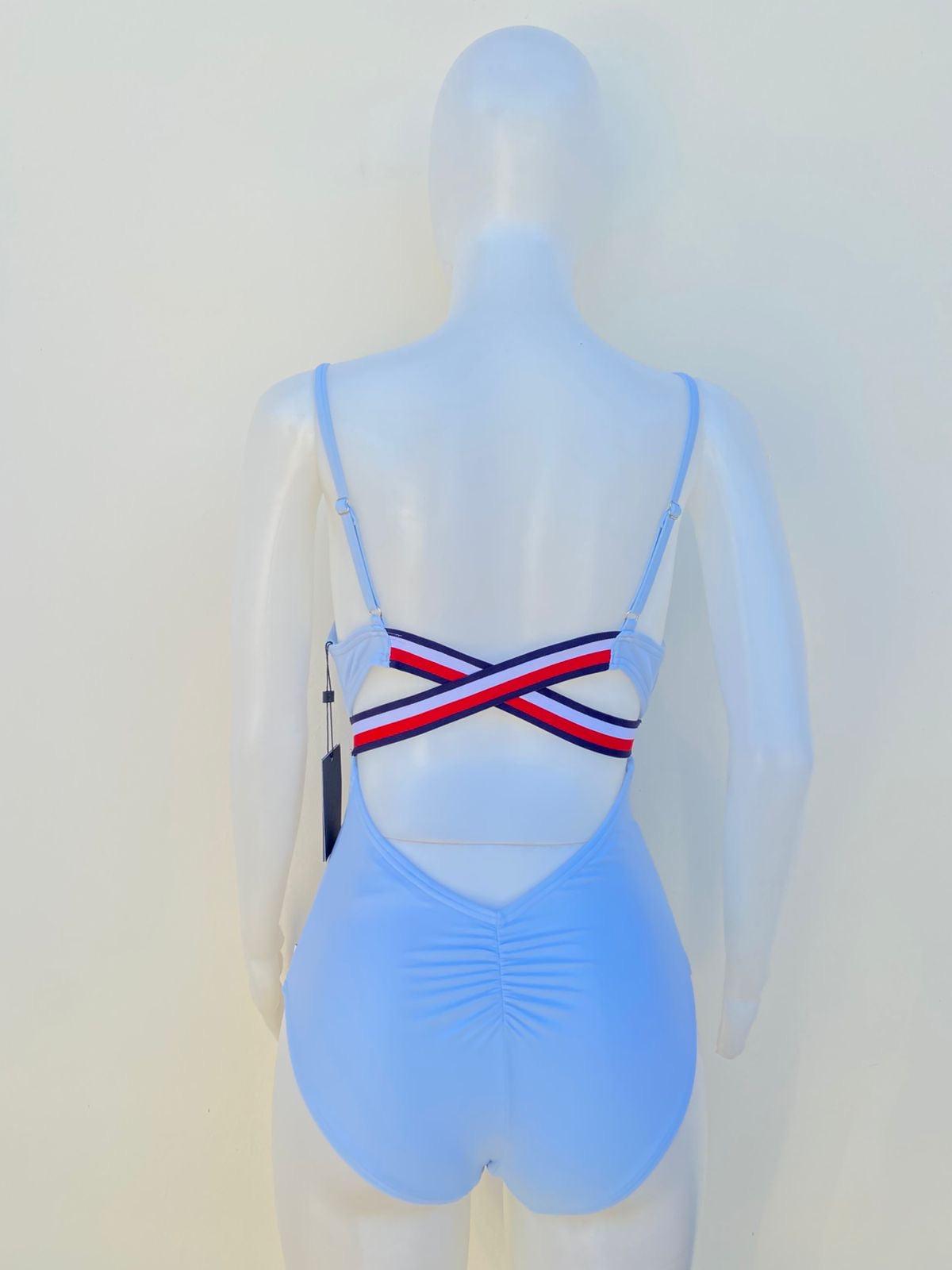 Biquini TOMMY HILFIGER original, ajustable, azul claro con banda en color azul marino, blanco y rojo.
