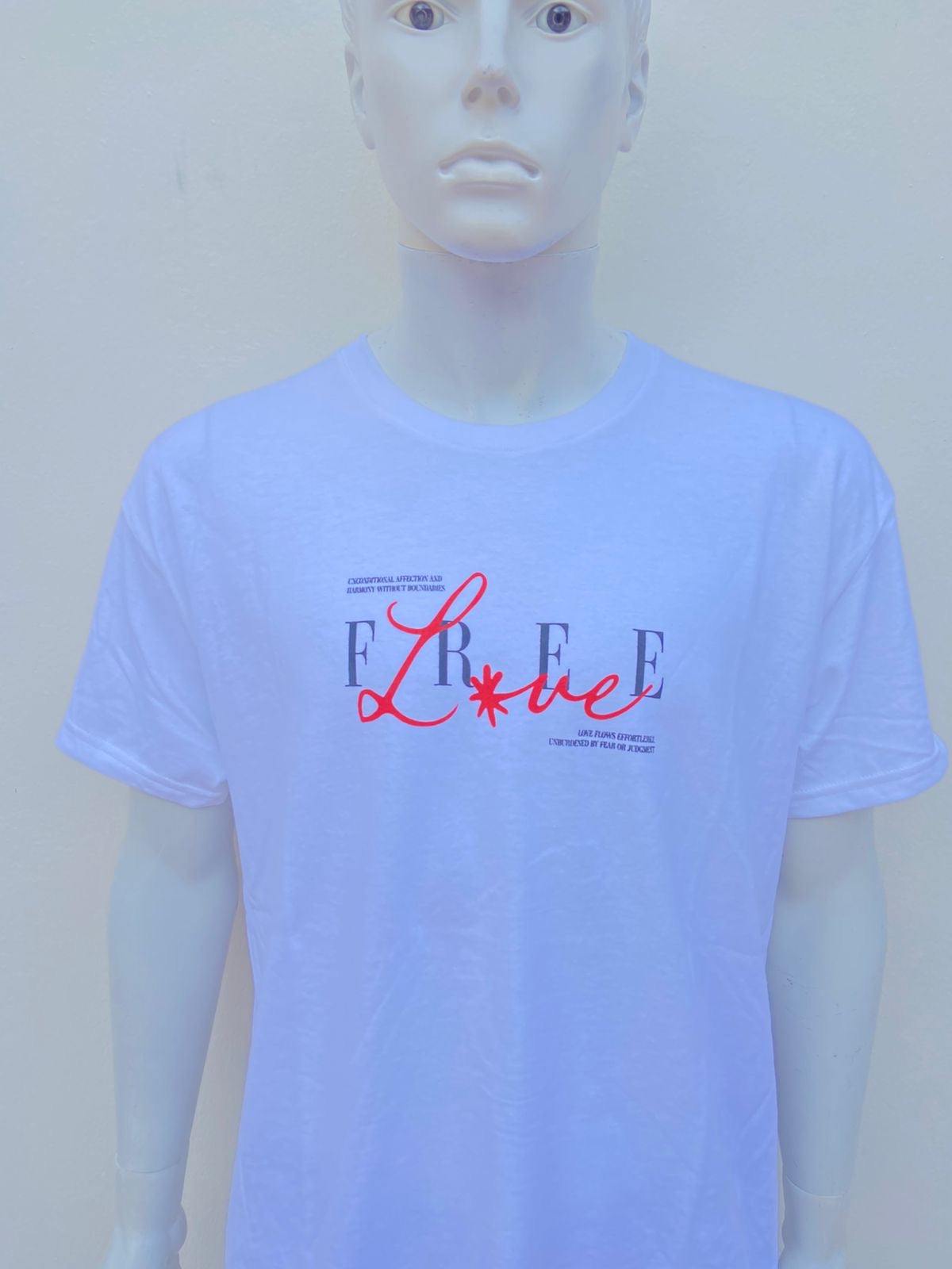 T-shirt blanco con letra negra y roja al frente FREE LOVE y diseño atras.
